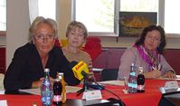v.l.n.r.: Landesrätin Dr. Maria Haidinger, Hofrätin Dr. Marie-Luise Zuzan (Leiterin d. Familienreferates d. Salzburger Landesregierung), Alice Pitzinger Ryba (vom Land Salzburg beauftragt den Wettbewerb durchzuführen)